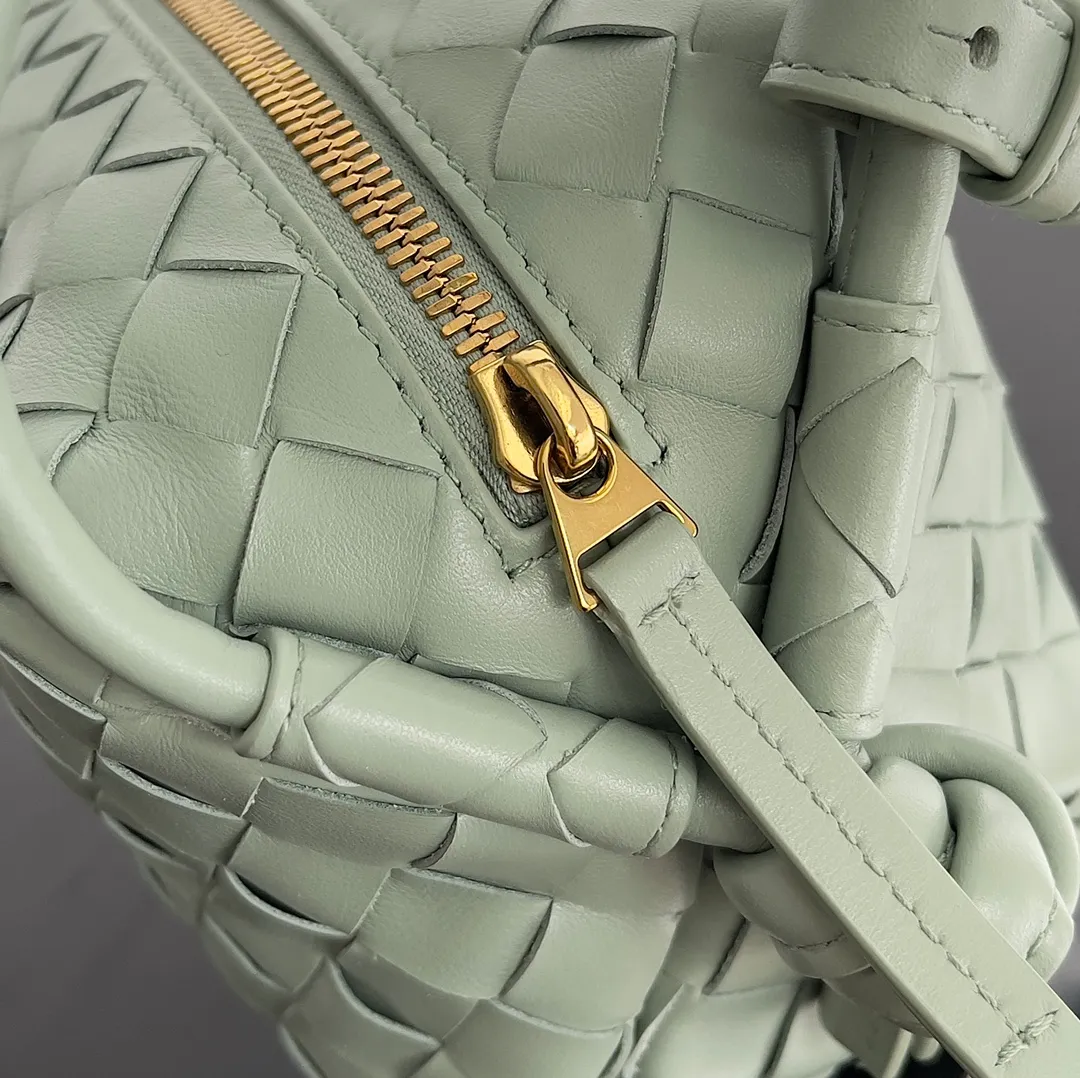 Batch 1360 BOTTEGA VENETA 2024 new loop is here! ! Many girls who like BV have owned the Loop bag. It has a simple appearance, classic weaving, and a compact and lightweight bag shape. This innovation continues the "camera bag" shape. Unlike the traditional Loop bag, which can only be worn as a crossbody bag, this innovation It can be carried by hand or cross-body, satisfying both the concave shape and daily needs. The oversized buckle can be folded and used as a handle. The sultry heat in summer ☀️ usually reduces people's desires. Having a lightweight bag will greatly enhance the happiness of traveling🫧 Style number: 796615 Size: 19*12*9cm